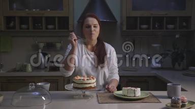 女人用开胃的小蛋糕偷吃人的饮食